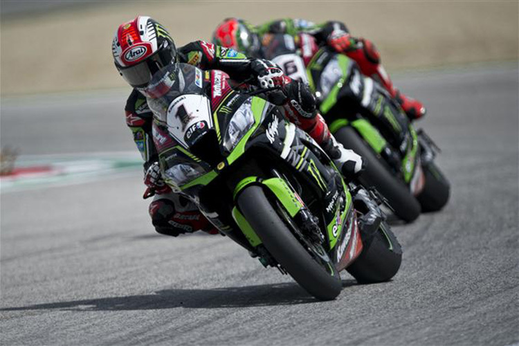 Jonathan Rea musste sich im ersten Imola-Lauf Tom Sykes auf Abstand halten