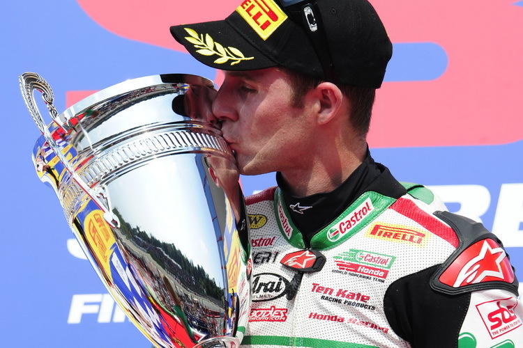 Jonathan Rea mit seinem Siegerpokal 