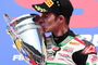 Jonathan Rea mit seinem Siegerpokal