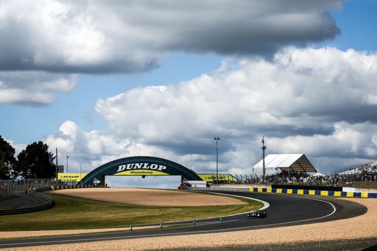 Ein Toyota GR010 Hybrid auf der Strecke in Le Mans
