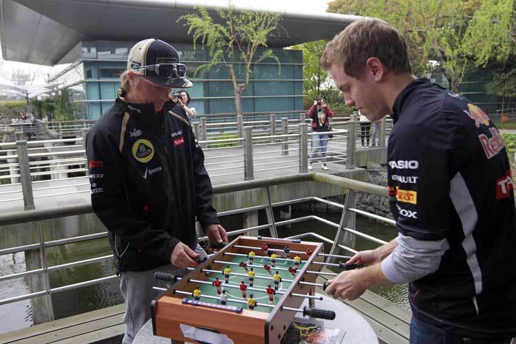 Sebastian Vettel beim Kicker-Spiel