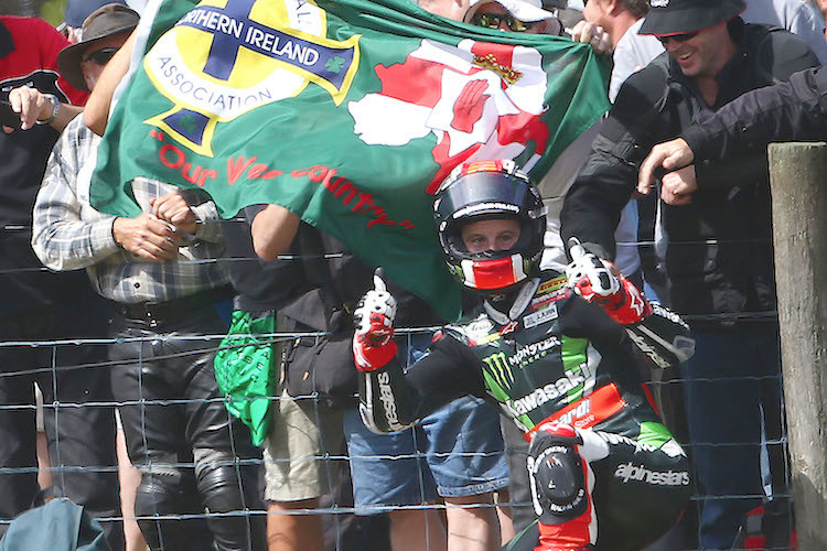 Jonathan Rea posiert mit seinen Fans