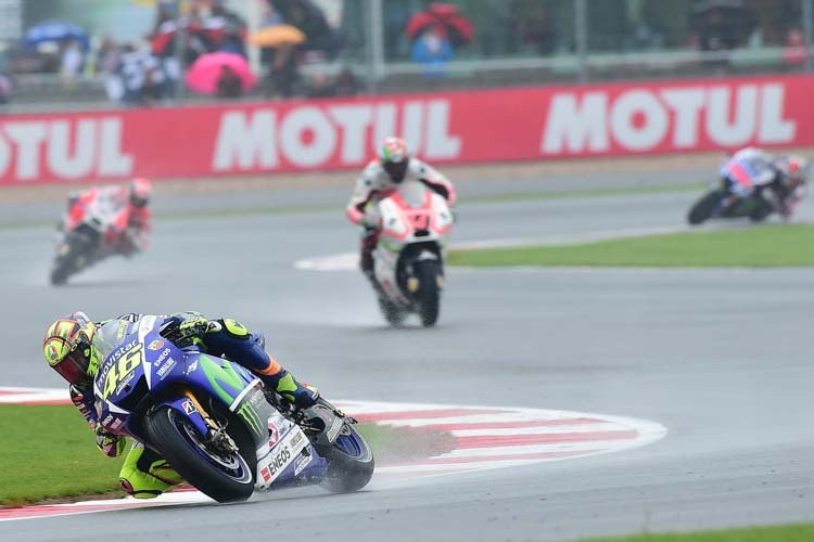 Valentino Rossi vor Danilo Petrucci im Regen von Silverstone