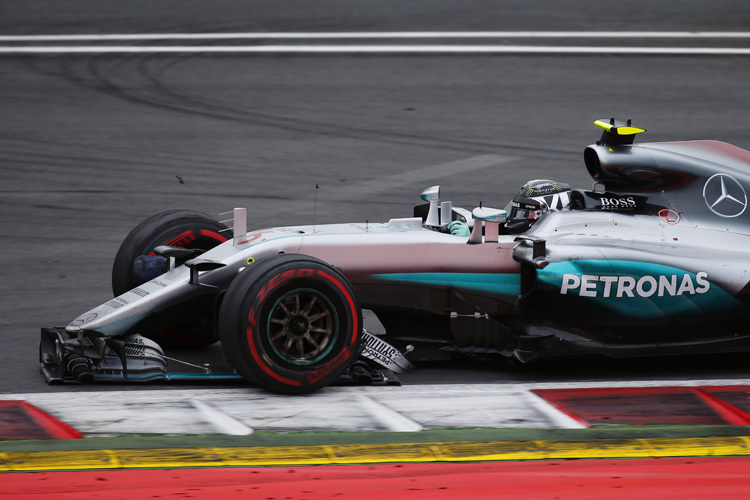 Nico Rosberg mit kaputtem Auto