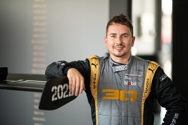 Jorge Lorenzo am Heckflügel des Porsche 911 GT3 Cup