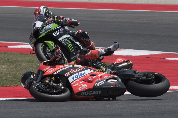 Drama in der letzten Runde: Chaz Davies gestürzt, Rea überfährt ihn und sein Motorrad