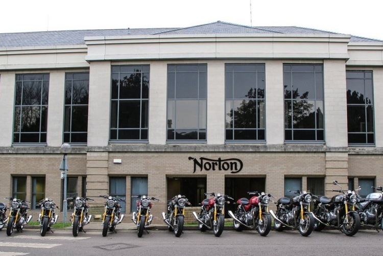 Sieht doch topseriös aus: Norton Factory in Donington Park, fertig gestellte Modelle