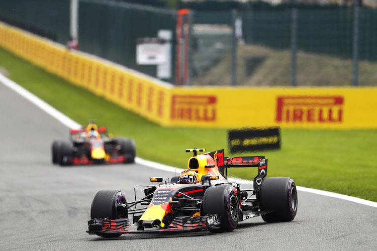Max Verstappen vor Daniel Ricciardo in Spa-Francorchamps