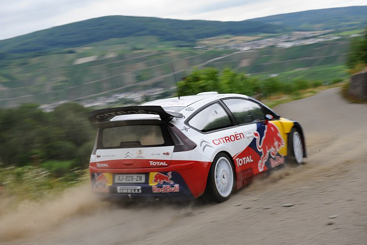 Loeb beim Test in den Weinbergen