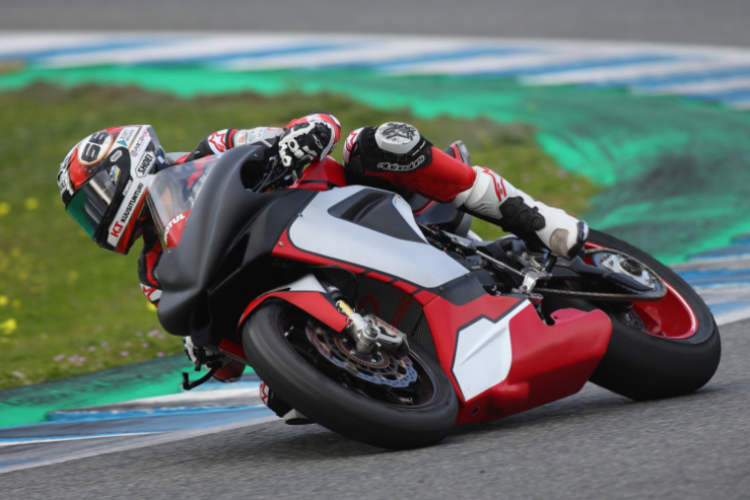 Niki Tuuli auf der MV Agusta F3 800