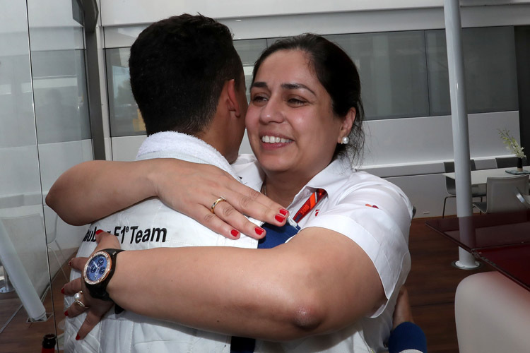 Sauber-Teamchefin Monisha Kaltenborn herzte ihren Schützling Pascal Wehrlein nach dem starken Auftritt im Spanien-GP