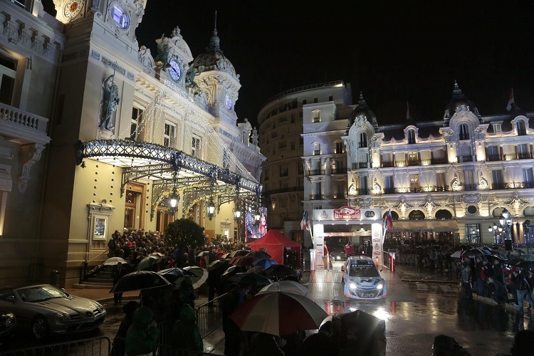 Vor dem Casino in Monte Carlo ist der Start in die neue Hybrid-Ära