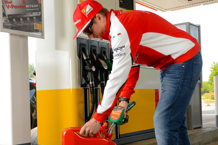 Werbewirksamer Tankstopp: Kimi Räikkönen holt sich neuen Treibstoff an der Tankstelle
