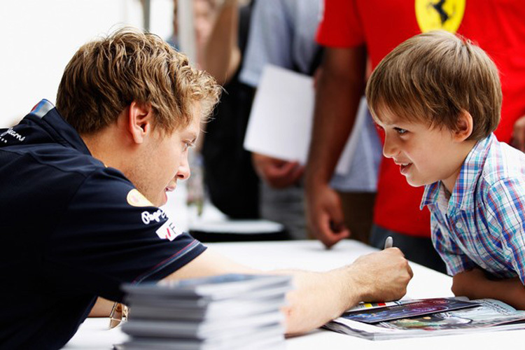 Sebastian Vettel mit einem jungen Anhänger