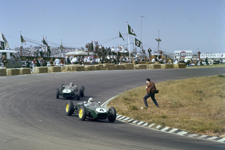 Holland-GP 1960: Innes Ireland vor Alan Stacey. Fotografen waren hautnah dabei