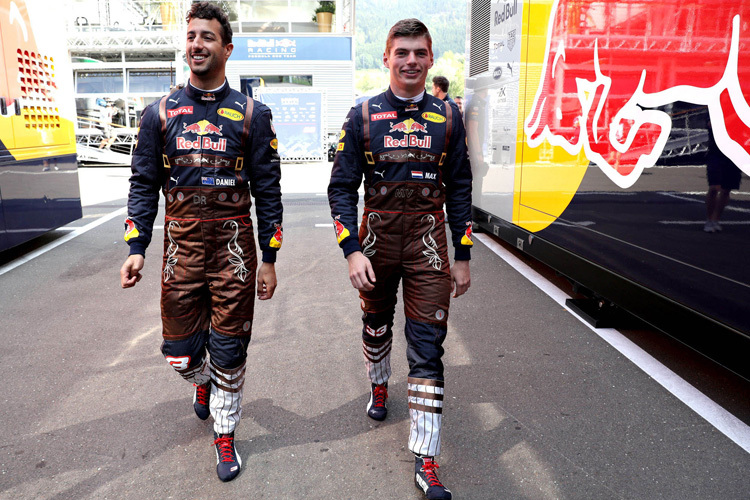Hingucker: Daniel Ricciardo und Max Verstappen im Lederhosen-Look