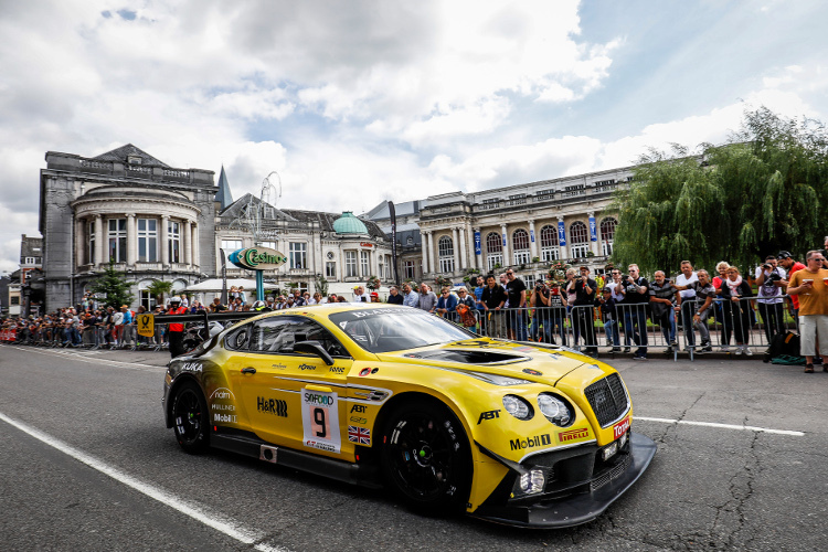 Am Mittwoch haben die teilnehmenden Wagen (wie auch der  Bentley Continental GT3 von Abt) die traditionelle Parade in die Innenstadt von Spa absolviert