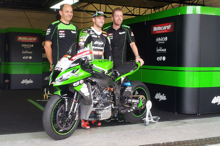 Weltmeister Tom Sykes (Mitte) mit Marcel Duinker (re.): Im Bike ist bereits die neue Gabel eingebaut