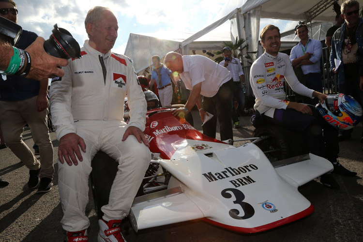 Red Bull-Motorsportberater Dr. Helmut Marko und Champion Sebastian Vettel posieren mit dem BRM