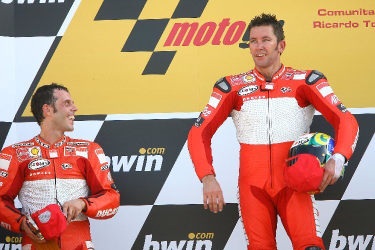 Loris Capirossi freute sich gut sichtbar für Rennsieger Troy Bayliss