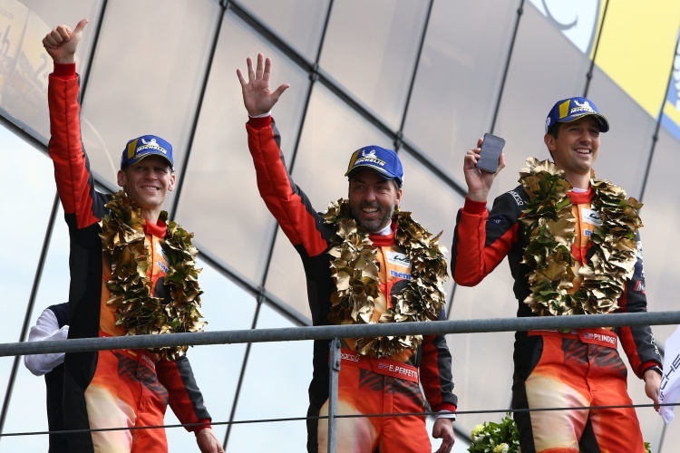 Neue Sieger in der GTE Am bei den 24h von Le Mans: (v. li.) Jörg Bergmeister, Egidio Perfetti und Patrick Lindsey 
