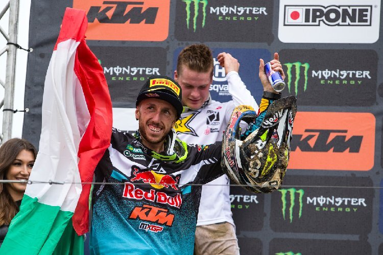 Tony Cairoli genießt den Sieg beim Heimrennen