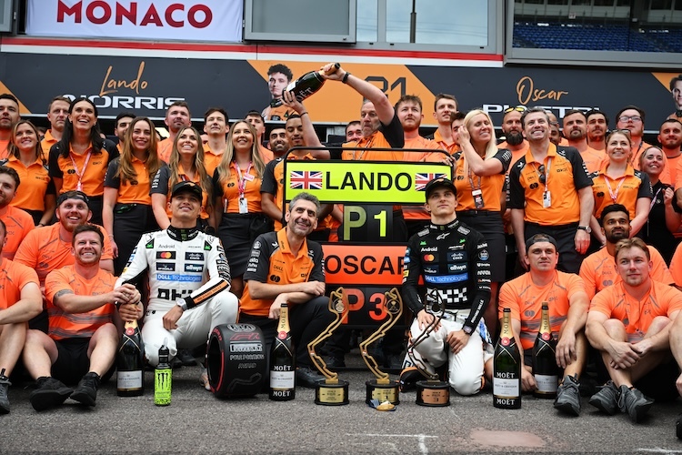 Die McLaren-Mannschaft feiert den Sieg in Monaco, Andrea Stella zwischen den beiden Fahrern Lando Norris (links) und Oscar Piastri