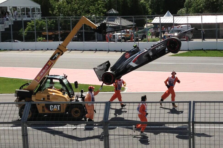 Der Rennwagen von Esteban Gutiérrez wird weggebracht