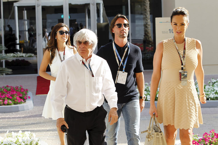 Bernie Ecclestone (weisses Hemd) mit seiner Tochter Tamara (rechts)