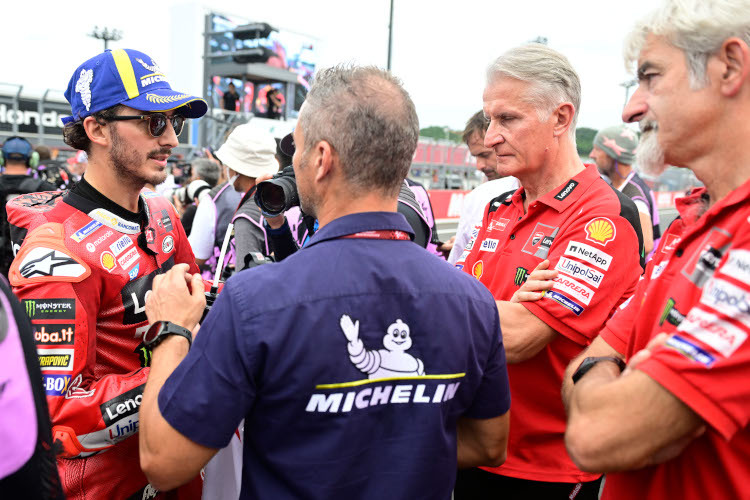 Im Gespräch kurz nach dem Sprint: Bagnaia mit seinem Michelin-Techniker und der Ducati-Spitze Ciabatti und Dall'Igna
