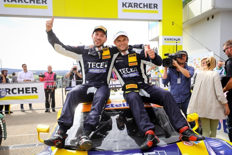 Elia Erhart (li.) und Pierre Kaffer waren die Überraschungssieger beim ADAC GT Masters am Sachsenring