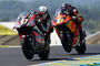 Xavi Vierge vor KTM-Pilot Brad Binder