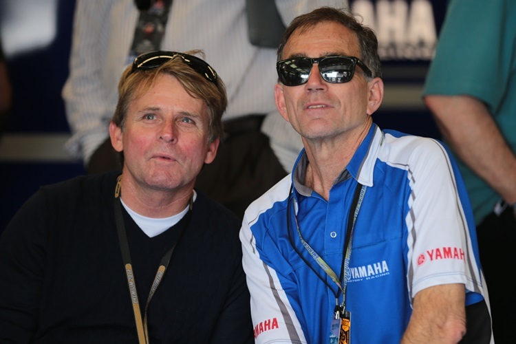 Wayne Rainey und Bob Starr verfolgen das Qualifying in der Yamaha-Box