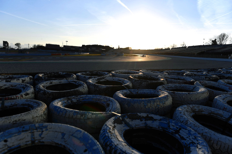 In Barcelona testen die GP-Stars bis zum Sonnenuntergang