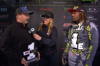 Malcolm Stewart bekommt von AMA-Supercross-Direktor Kevin Crowther die Trophäe des Ostküsten-Champions überreicht