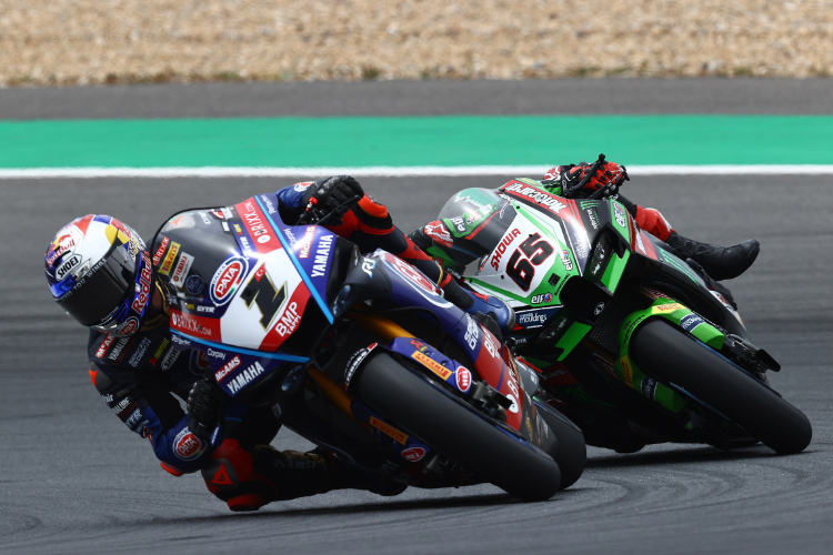 Ein Sinnbild: Toprak Razgatlioglu vor Jonathan Rea