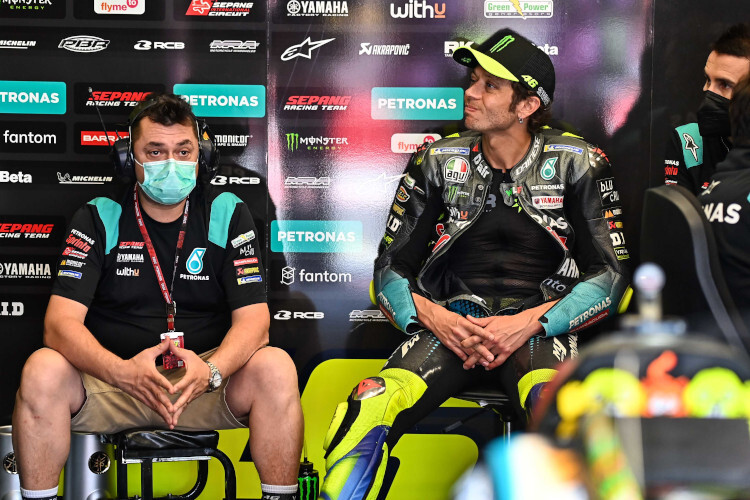 Betrübte Gesichter in der Petronas-Box: Uccio Salucci, Valentino Rossi und (ganz rechts) David Munoz