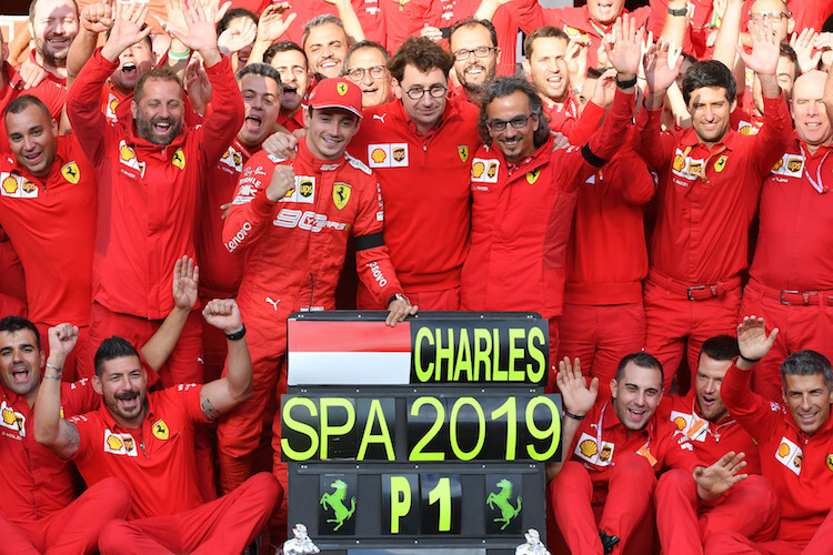 Freude bei Ferrari nach dem ersten GP-Sieg von Charles Leclerc in Belgien