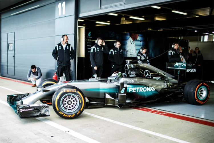 Endlich geht es los! Lorenzo im Weltmeister-Mercedes von Lewis Hamilton