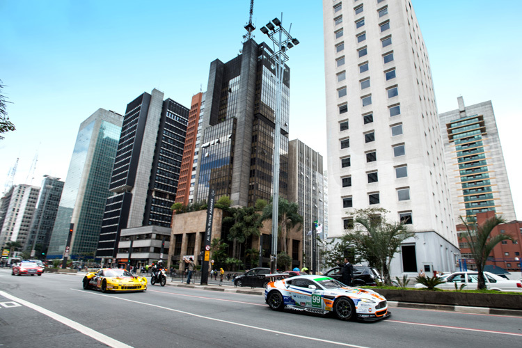 Aston Martin und Corvette auf der Avenida Paulista