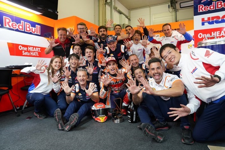 Jubel beim Repsol Honda Team um Márquez und Bradl