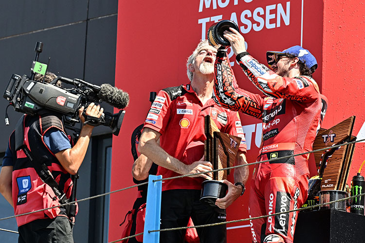 Ducati-Rennchef Gigi Dall'Igna mit Sieger Pecco Bagnaia in Assen