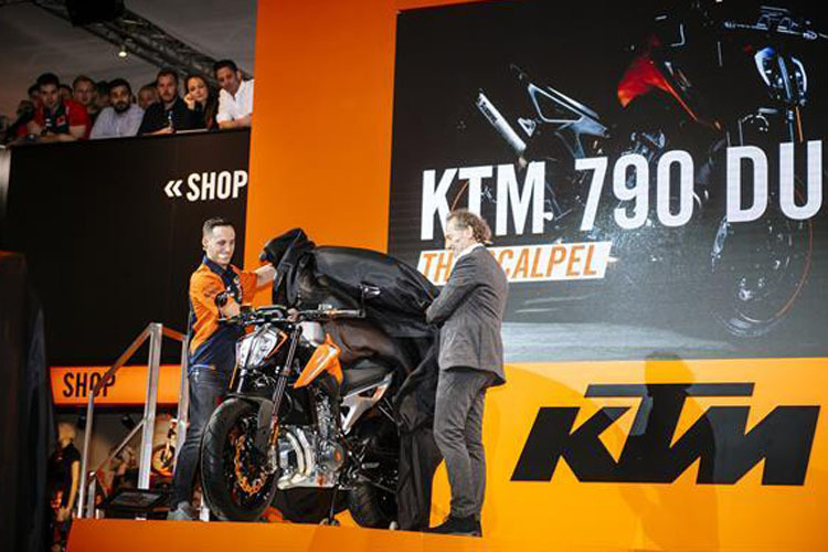 EICMA in Mailand: Pol Espargaró und Hubert Trunkenpolz enthüllen die KTM 790 Duke