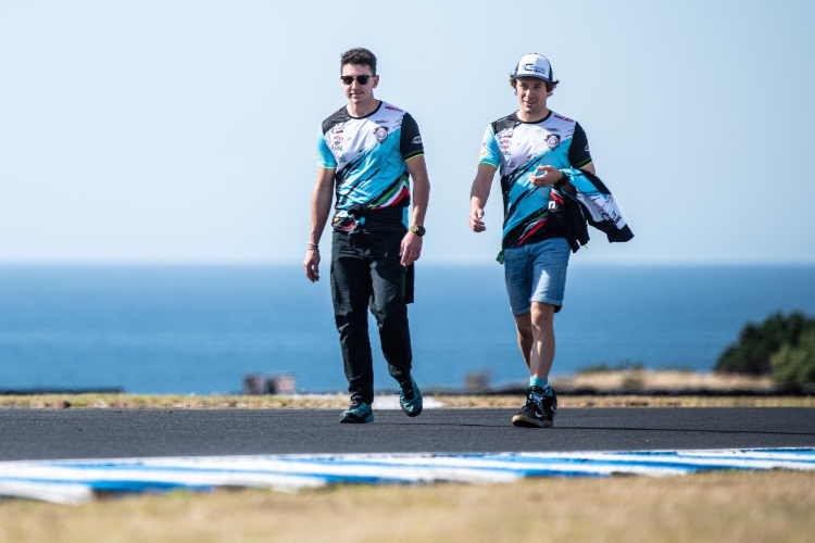 Philipp Öttl (re.) mit seinem Crew-Chief bei der Streckenbesichtigung auf Phillip Island