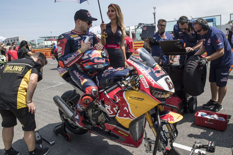 Stefan Bradl ist der Elektronik und den Computern ausgeliefert