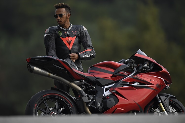 Stilsicher: Lewis Hamilton und die MV Agusta F4 LH44