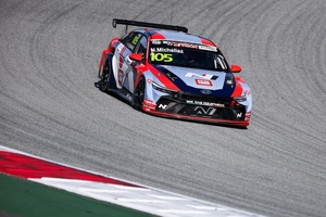 Der überarbeitete Hyundai Elantra N EV TCR bei seinem Debüt im Inje Speedium)