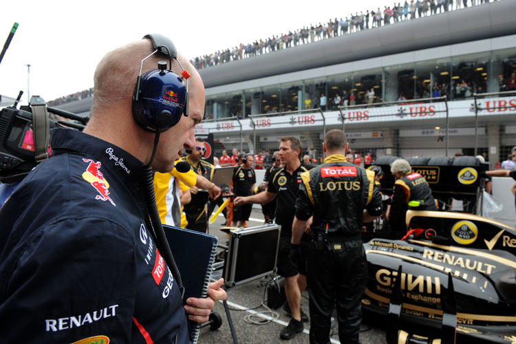 Adrian Newey guckt sich den Lotus an