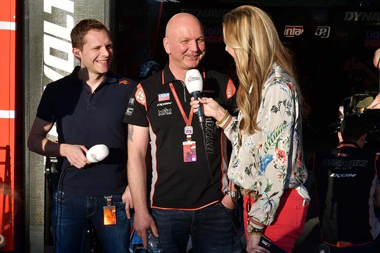 Jürgen Lingg beim Doha-GP mit Stefan Bradl und Eve Scheer von ServusTV
