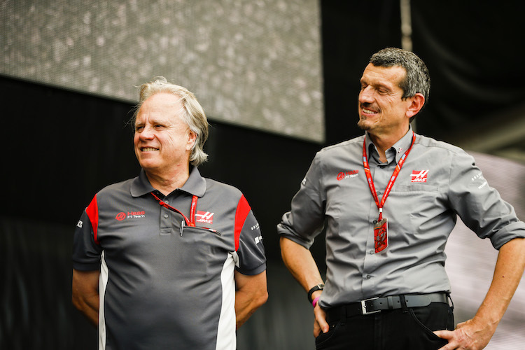 Gene Haas (im Bild mit Teamchef Günther Steiner) verfolgt auch in der Formel 1 ehrgeizige Ziele
